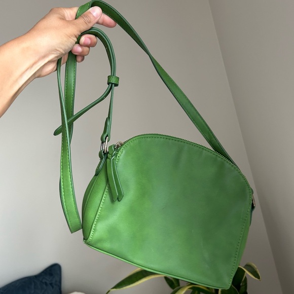 Universal Thread Green Zip Crossbody - Picture 1 of 6